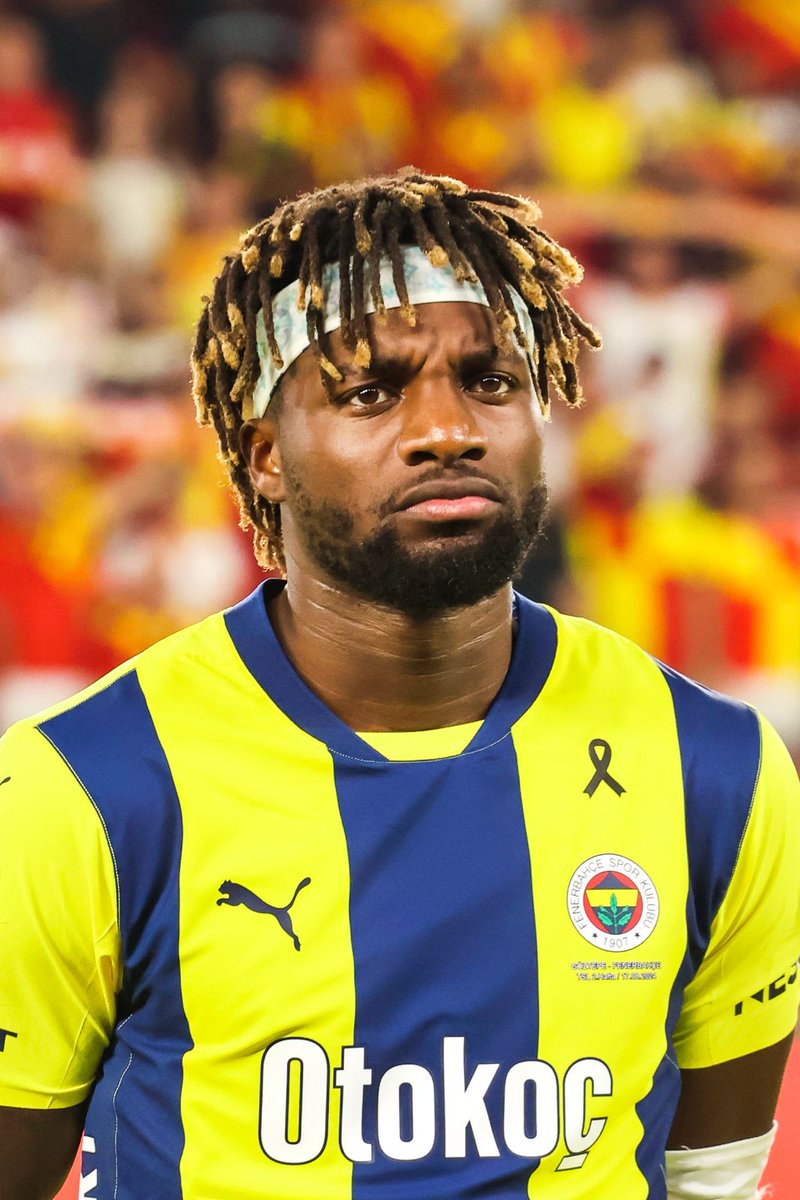 ActuFoot_'s tweet photo. « 𝗔𝗨 𝗙𝗘𝗥𝗡𝗘𝗥𝗕𝗔𝗛𝗖̧𝗘 𝗜𝗟𝗦 𝗢𝗡𝗧 𝗘𝗦𝗦𝗔𝗬𝗘́ 𝗗𝗘 𝗠𝗘 𝗗𝗢𝗣𝗘𝗥 ! » 💉🤯🤯

Allan Saint-Maximim 🇫🇷 revient sur son passage très difficile en Turquie : 

« Toutes les magouilles, les problèmes d’argent, les promesses en l’air, il s’est passé tellement de choses que je pourrais en écrire un livre. 📚

𝗢𝗡 𝗧𝗘 𝗠𝗘𝗡𝗔𝗖𝗘, 𝗢𝗡 𝗧𝗘 𝗗𝗜𝗧 𝗤𝗨𝗘 𝗦𝗜 𝗧𝗨 𝗣𝗔𝗥𝗟𝗘𝗦 : 𝗢𝗡 𝗩𝗔 𝗧𝗘 𝗙𝗔𝗜𝗥𝗘 𝗖𝗜, 𝗢𝗡 𝗩𝗔 𝗧𝗘 𝗙𝗔𝗜𝗥𝗘 𝗖̧𝗔 ! 😶

𝗝’𝗔𝗜 𝗩𝗘́𝗖𝗨 𝗗𝗘𝗦 𝗧𝗥𝗨𝗖𝗦 𝗗𝗘 𝗙𝗢𝗨 𝗟𝗔̀-𝗕𝗔𝗦. Ce sont des choses que les gens ne savent pas et qui m’ont beaucoup affecté… 😔

Mon père a été très malade, c’était difficile d’entendre que mon père allait peut-être mourir à la fin de l’année… Ça dépasse le football. Et quand des gens viennent te voir en disant « on s’en fou de ton père là, on a un match important à jouer pour la première place »… tu te dis mais « 𝗩𝗢𝗨𝗦 𝗘̂𝗧𝗘𝗦 𝗗𝗘𝗦 𝗙𝗢𝗨𝗦 » ! 😖

Je me disais mais « 𝗢𝗡 𝗘𝗦𝗧 𝗗𝗔𝗡𝗦 𝗟𝗔 𝗠𝗘̂𝗠𝗘 𝗘́𝗤𝗨𝗜𝗣𝗘 » ?? 🗣 »

🎙️ @ZackNaniProd