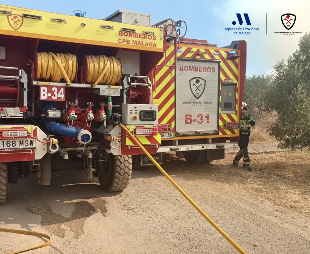 cpbmalaga's tweet photo. Nuestra dotación de #Ronda se encuentra interviniendo desde las 15.40h, con @Plan_INFOCA por incendio forestal en #Montecorto
Inicialmente salimos por aviso de incendio de vehículo, pero el fuego se extiende a pasto y matorrales cercanos

#CPBMálaga #IFMontecorto
@diputacionMLG https://t.co/qSOU3wcPiS
