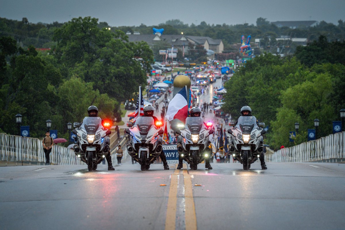 roundrockpolice's tweet image. Soaked? Yes. Worth it? Absolutely.
Happy Fourth of July, Round Rock!🇺🇸
#Happy4th #UnityInOneCommUNITY #RoundRock #Police #July4thParade