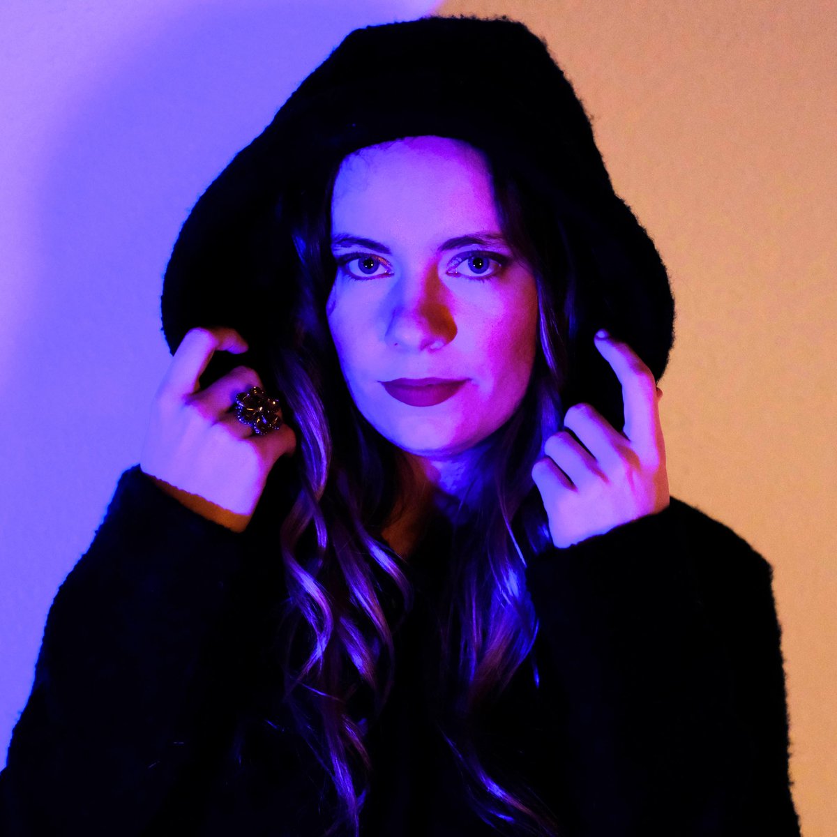 emma__jaillet's tweet photo. 🎧 « M’éloigner », c’était partir pour se protéger. 
« If I could », c’est affronter ce qu’on ressent vraiment. 

Nouveau single bientôt disponible ! 
Met plein de « ✨✨ » en commentaire si tu as hâte 😁

#rnbfr #newmusic #newsingle #newartist #ificould #pop #music #emmajaillet https://t.co/orvnIyVC6h