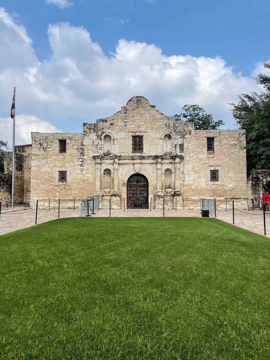 Of all the places to stay in San Antonio, you can’t get any closer to The Alamo than this historic hotel!

👉 Find out which one: bit.ly/4cc22qC

#SanAntonio #Texas #traveltips