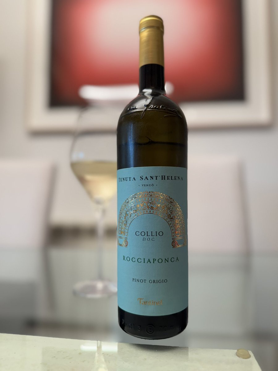 DrRaulCordoba's tweet photo. Today’s #wine choice for dinner is a #PinotGrigio “Rocciaponca”, Fantinel, #Collio D.O.P. A big fan of these Italian white wines 🍇🍷 https://t.co/F3GZIQrmvx