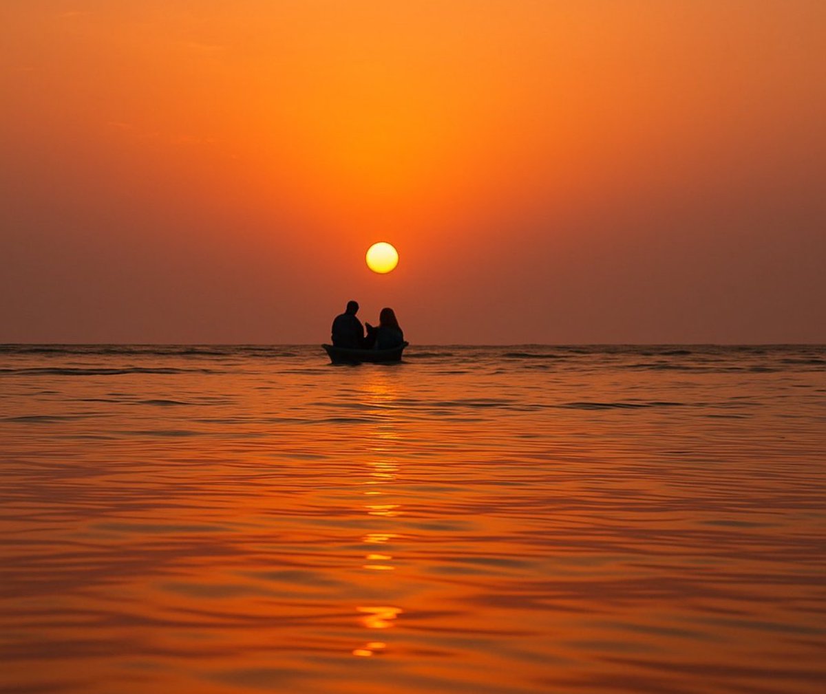 لحظات الغروب مع من نحب تساوي دنيا بأكملها ♥️