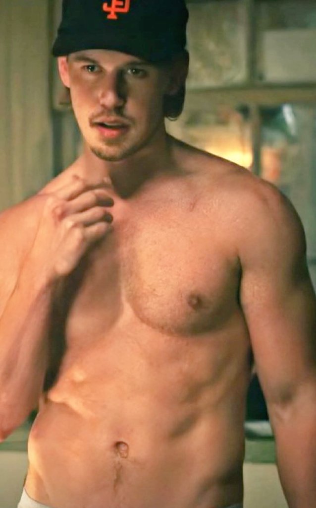 AustinsSatnin's tweet photo. Imagine trying to cook dinner for this man: I had a chicken parmesan pasta and it was delicious 

Me: Austin would you like parmesan on this or .... 👁😍🔥⬇️ 

Austin: Hey! Eyes up here 😉🤭😘🧝‍♂️ 

#austinbutler #Shannara #gymrat https://t.co/z4yBVGAq70