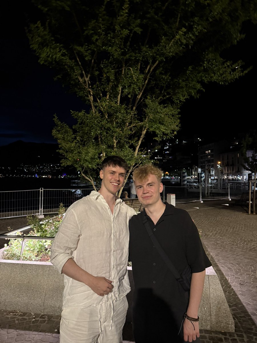 REZcsgo's tweet image. This random fan asked me for a picture 🤯