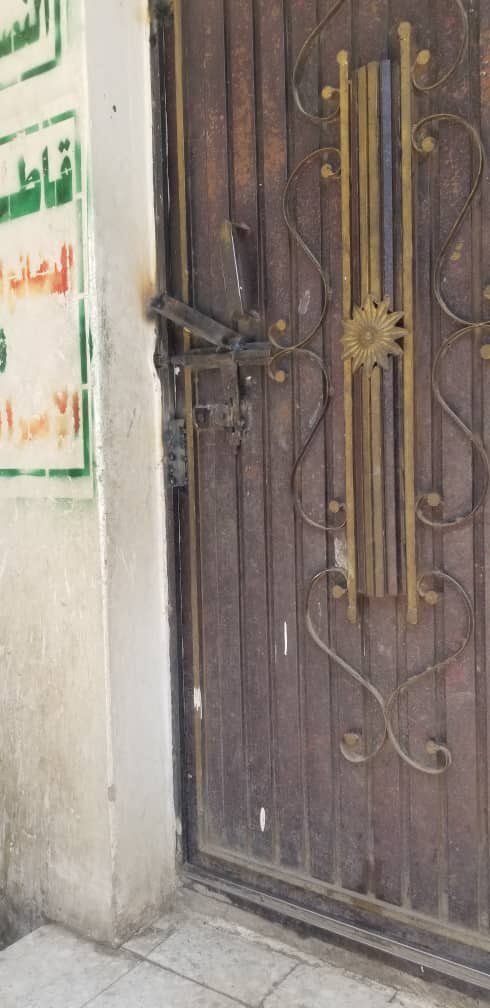 Ahmedmosibly's tweet photo. #عاجل #صنعاء

#الحوثيون الحقيرون اغلقوا اليوم  #مسجد_الألباني، بتلحيم باب المسجد كما تشاهدون في منطقة #نقم بصنعاء المحتله واعتقلوا  خطيب المسجد بحجة انه عميل صهيوني 

ياناس ياعالم من يوقف هذا الطغيان الحوثي الايراني الذي عاث في الارض فسادا وظلما وطغيانا؟!

#حنتوس #شهيد_القرآن #الحوثي_ينتهك_الحرمات_في_ريمه