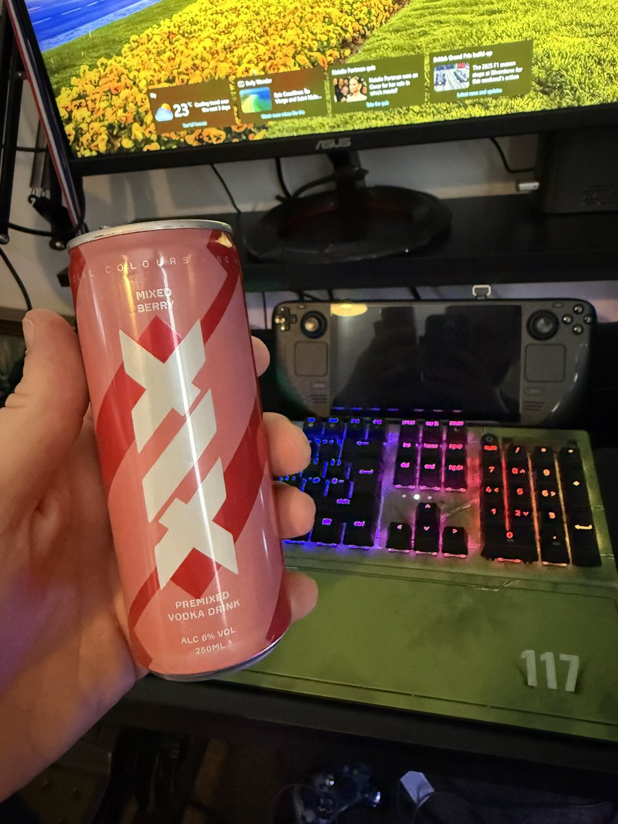 1AshleyK's tweet photo. Chilling in the evening with some @xixvodka @Sidemen https://t.co/EG9FzO8KOU