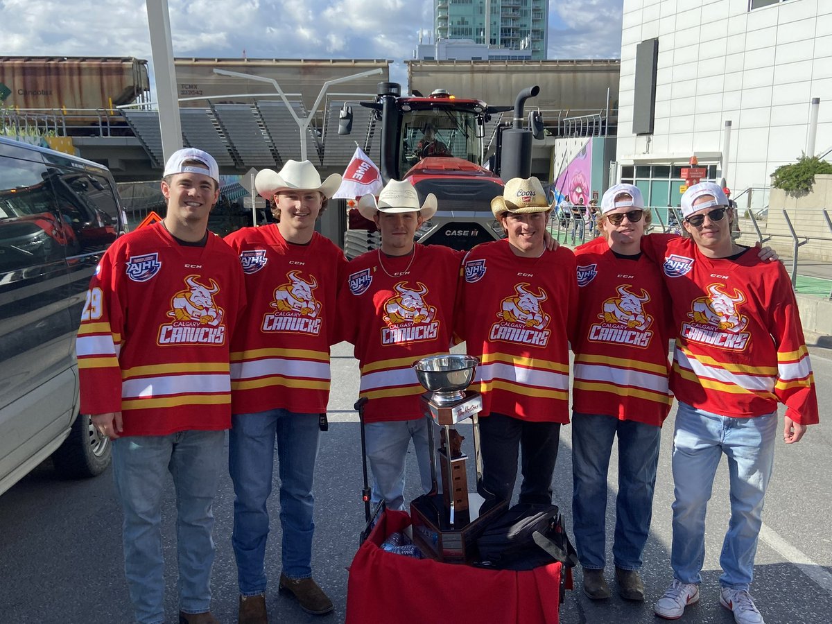 Calgary_Canucks's tweet image. Kicking off the Calgary Stampede in the best way 🤠