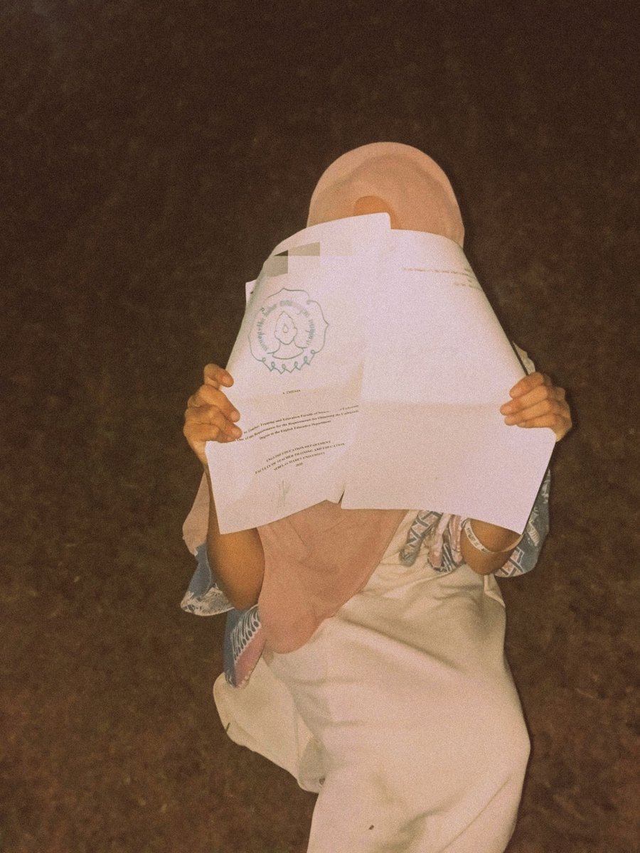 junqsuu's tweet photo. NOT @EAJPARK SIGNING MY THESIS RESEARCH. HOLYFKINAIRBALLLLLLL https://t.co/VBvoypDnUJ