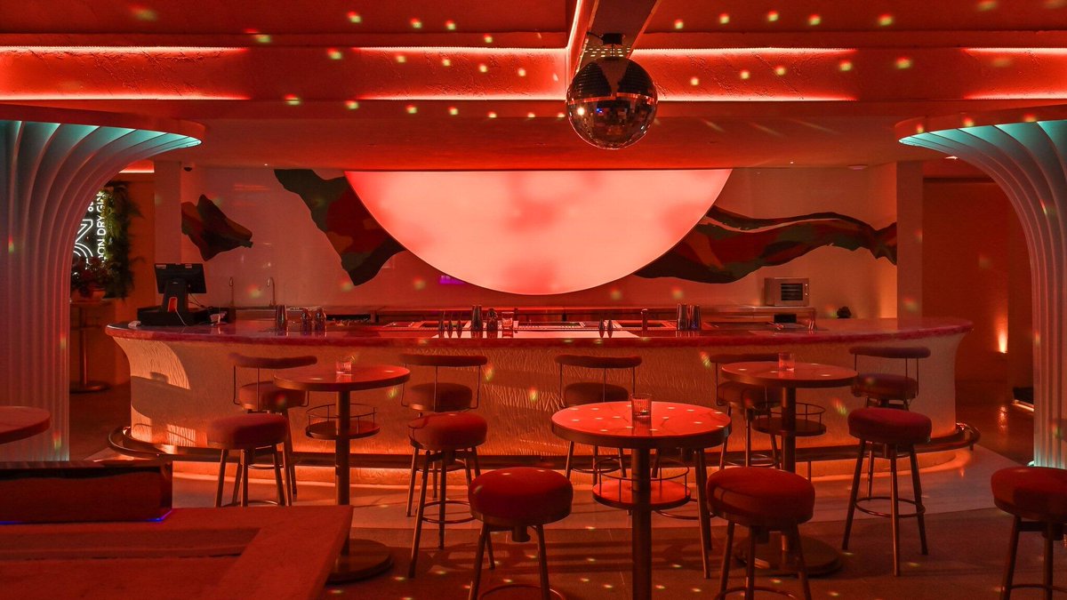 A relaxing afternoon at the rooftop of a downtown bar, where the city’s pulse can be felt from every angle. 🍸 #RooftopBar #NYC