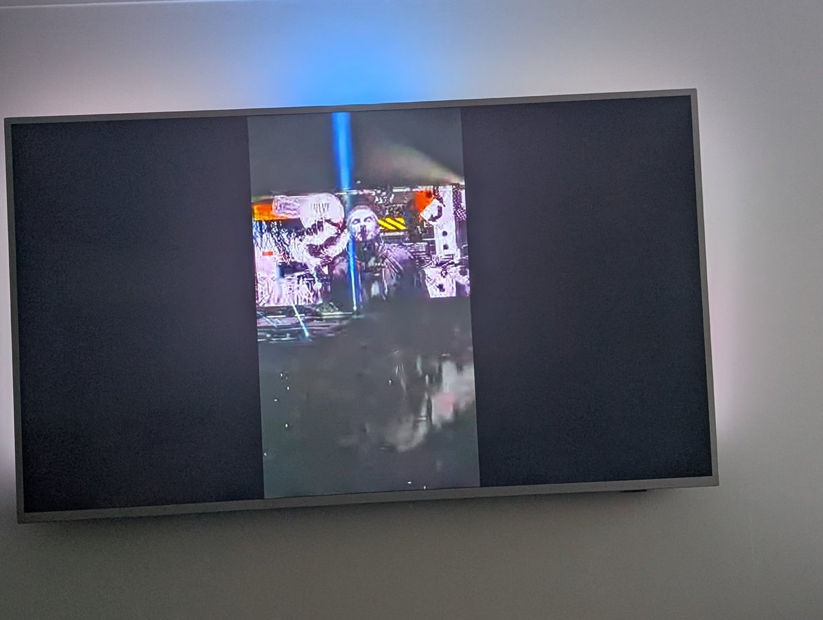 dazphillips74's tweet image. And they said it wouldn't be televised 🤣 Friday night with steak, red wine and @oasis
#Oasis25
#Oasis