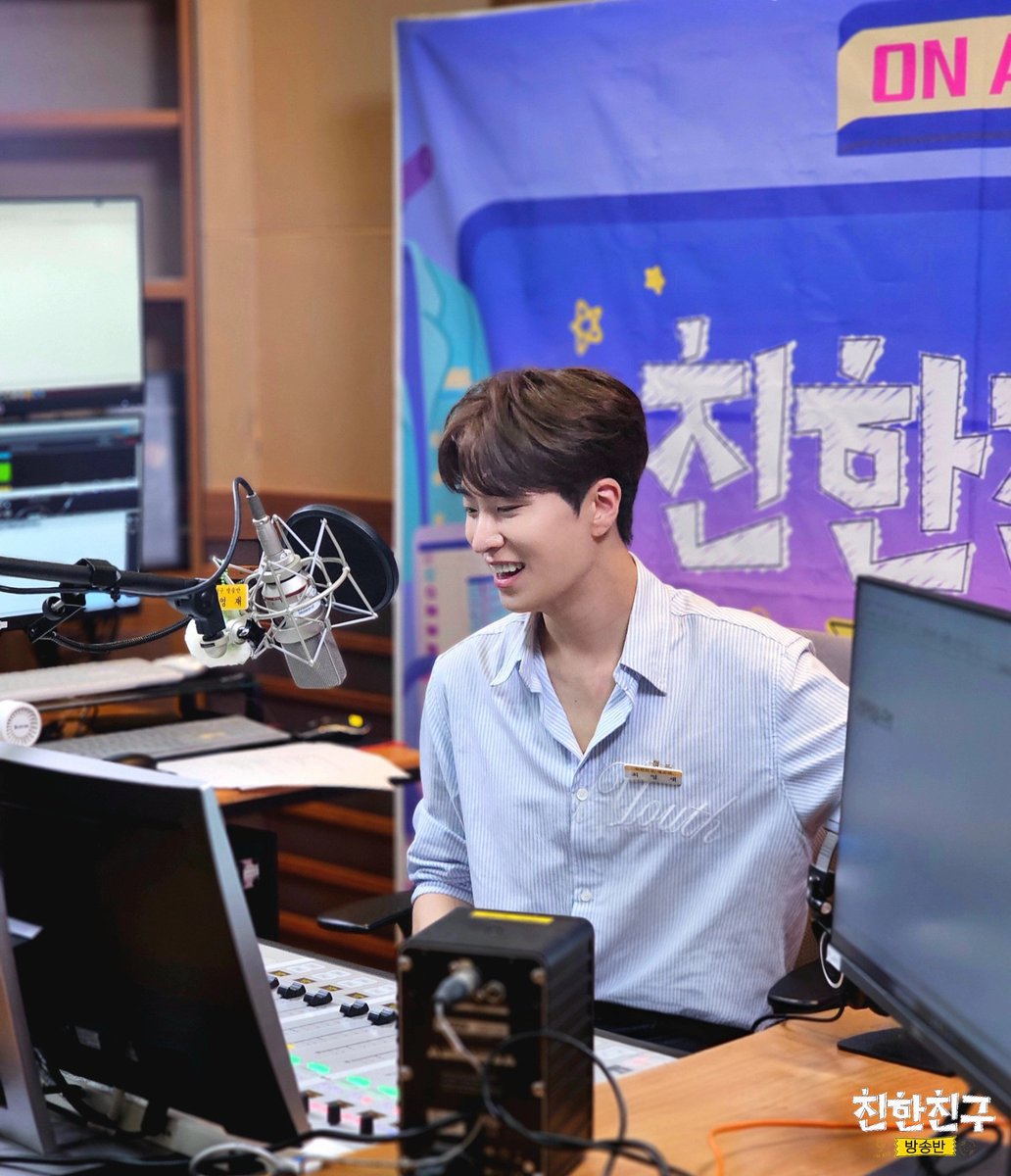 mbcbf_bf's tweet photo. 🙌친친방🙌
#친한친구방송반
#달디 #영재 #갓세븐 #GOT7 
@ChoiArs_YJ @YOUNGJAExArs
방학 끝 개학 시작!🥳
오랜만에 📻콘솔 앞에 앉아도(=앉혀도ㅎ) 
여전히 경력직 포스 뿜뿜✨️
이래서 달디 달디 하는 거구낭🤭
코여운 모습에 갤러리가 터져버렷슨ㅠ
달디 친친방 첫날 기록 퉤르르 쏟아봅니다📸💚 https://t.co/0eyuusEGdo