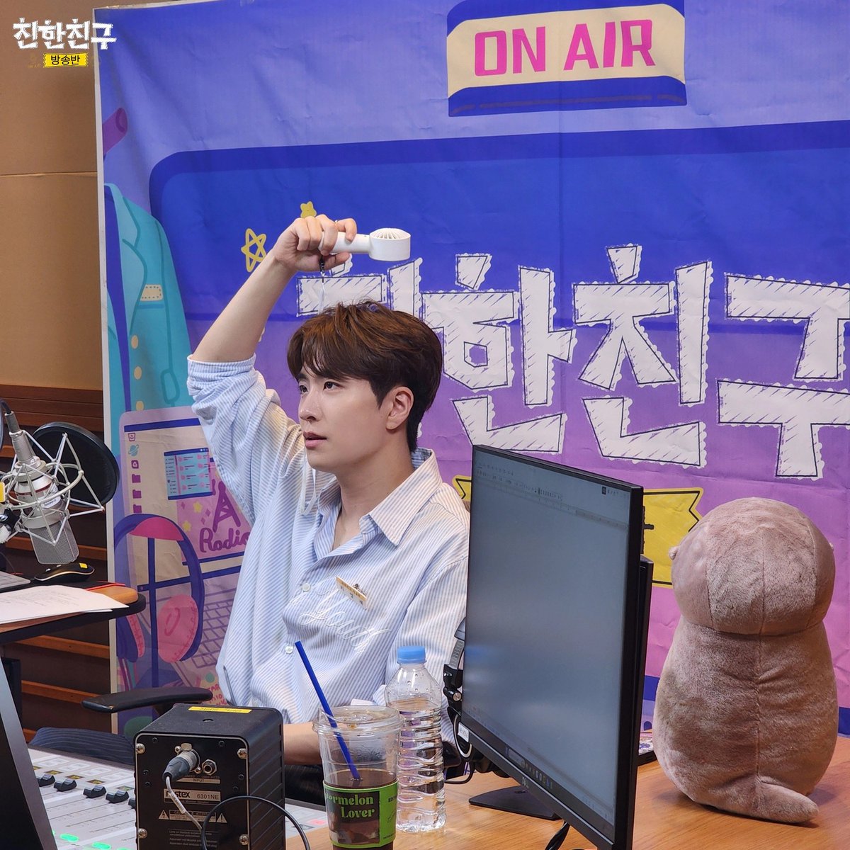 🙌친친방🙌
#친한친구방송반
#달디 #영재 #갓세븐 #GOT7 
<a href="/ChoiArs_YJ/">YOUNGJAE</a> <a href="/YOUNGJAExArs/">영재 YOUNGJAE</a>
방학 끝 개학 시작!🥳
오랜만에 📻콘솔 앞에 앉아도(=앉혀도ㅎ) 
여전히 경력직 포스 뿜뿜✨️
이래서 달디 달디 하는 거구낭🤭
코여운 모습에 갤러리가 터져버렷슨ㅠ
달디 친친방 첫날 기록 퉤르르 쏟아봅니다📸💚