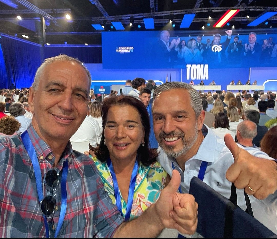 España necesita el equipo liderado por <a href="/NunezFeijoo/">Alberto Núñez Feijóo</a>, formado por trabajadores constantes y firmes de convicciones, como <a href="/juanBravoBaena/">Juan Bravo Baena</a>.

Me siento muy feliz de asistir, junto con mi hermana Malika y los miembros del <a href="/pp_ceuta/">Partido Popular de Ceuta</a> al #21CongresoNacionalPP
#TomaPartidoPorEspaña