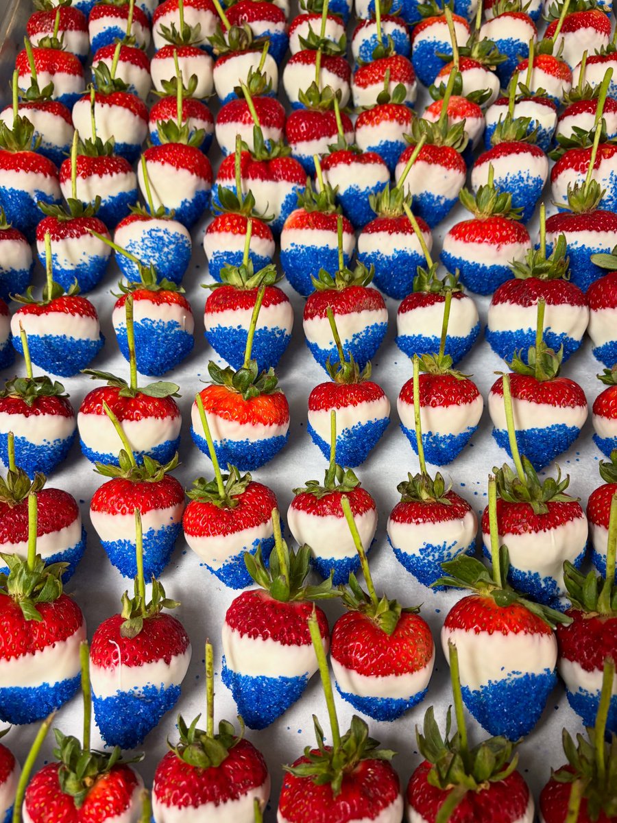 4QueensLV's tweet image. Berry patriotic and totally irresistible! 🍓🇺🇸 Our red, white & blue strawberries are stealing the spotlight this Fourth of July at Hugo’s Cellar! opentable.com/restref/client…