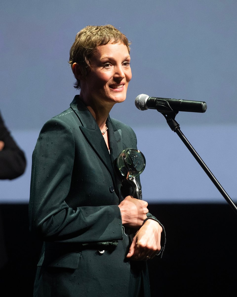 ✦ Vicky Krieps received the KVIFF President’s Award at #KVIFF59. ✦
✦ Vicky Krieps převzala na #KVIFF59 Cenu prezidenta MFF KV. ✦