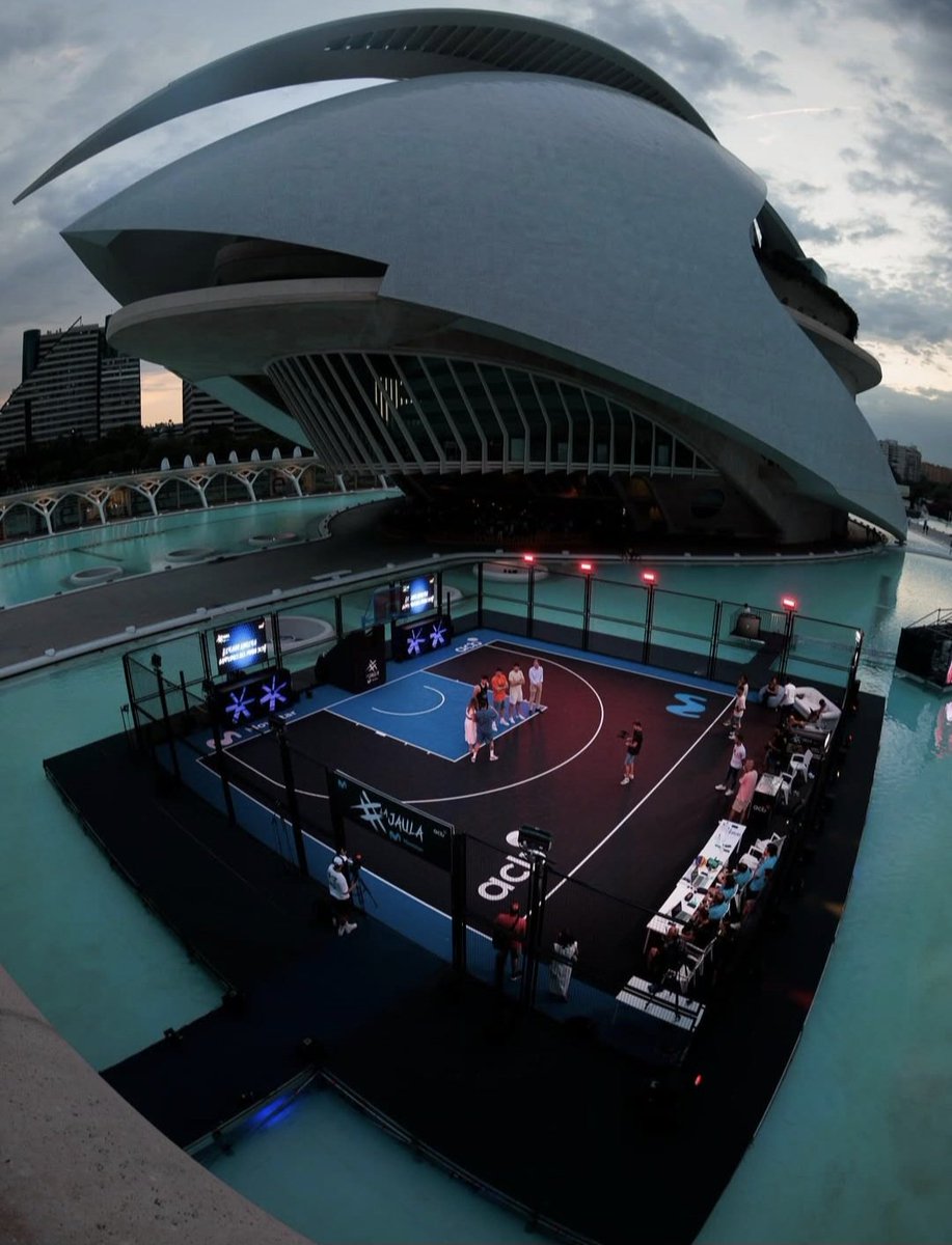 Dani Meroño Bori (@dani_merono) on Twitter photo 🎤🏀 Qué espectáculo ha sido presentar, narrar y disfrutar #lajaula3x3 de <a href="/ACBCOM/">Liga Endesa</a> y <a href="/movistar_es/">Movistar España</a> en un marco incomparable como la <a href="/CACiencies/">Ciudad Artes Ciencia</a>
💥Una experiencia increíble, con equipazos y un público entregadísimo a pesar del calor. Además, lujazo compartirlo con <a href="/Carl_Martinez/">Carlos Martínez</a> 🎤🏀 Qué espectáculo ha sido presentar, narrar y disfrutar #lajaula3x3 de <a href="/ACBCOM/">Liga Endesa</a> y <a href="/movistar_es/">Movistar España</a> en un marco incomparable como la <a href="/CACiencies/">Ciudad Artes Ciencia</a>
💥Una experiencia increíble, con equipazos y un público entregadísimo a pesar del calor. Además, lujazo compartirlo con <a href="/Carl_Martinez/">Carlos Martínez</a>