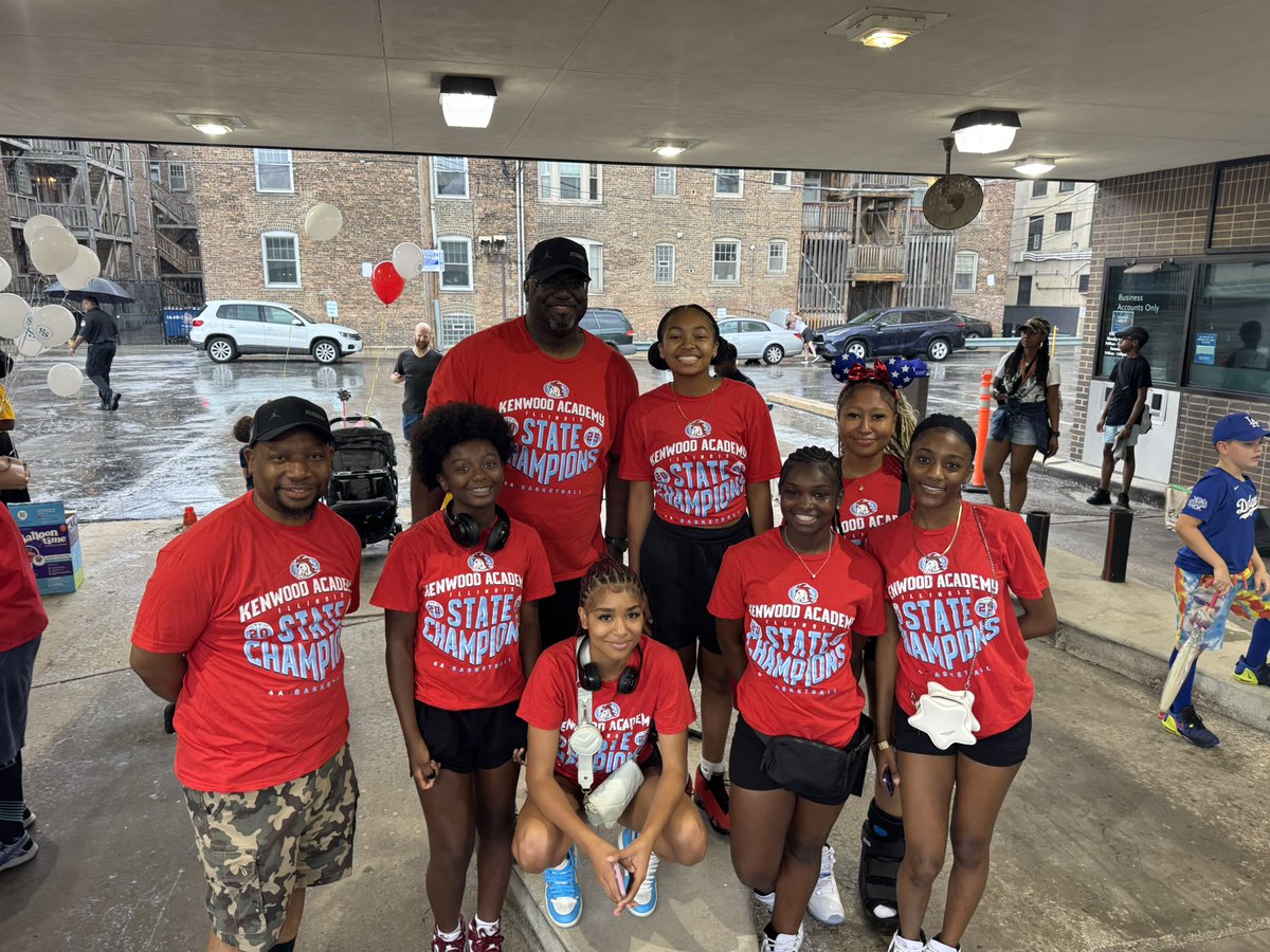 BleedGbb's tweet image. #4thOn53rdParade
#KenwoodBasketball
@BroncoSociety @KenwoodSports @CPLAthletics @HydeParkHerald @mikeclarkpreps @K_Williamsmedia @culture_chi