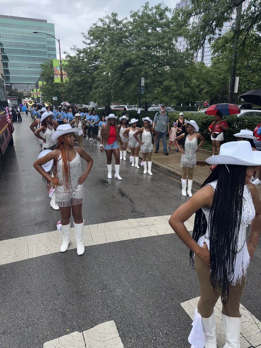 BleedGbb's tweet image. #4thOn53rdParade
#KenwoodBasketball
@BroncoSociety @KenwoodSports @CPLAthletics @HydeParkHerald @mikeclarkpreps @K_Williamsmedia @culture_chi