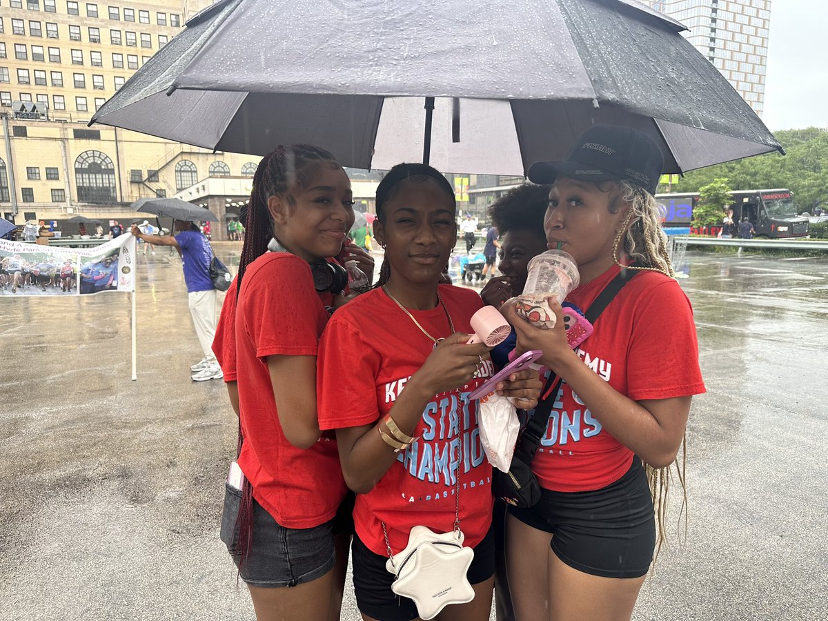 BleedGbb's tweet image. #4thOn53rdParade
#KenwoodBasketball
@BroncoSociety @KenwoodSports @CPLAthletics @HydeParkHerald @mikeclarkpreps @K_Williamsmedia @culture_chi