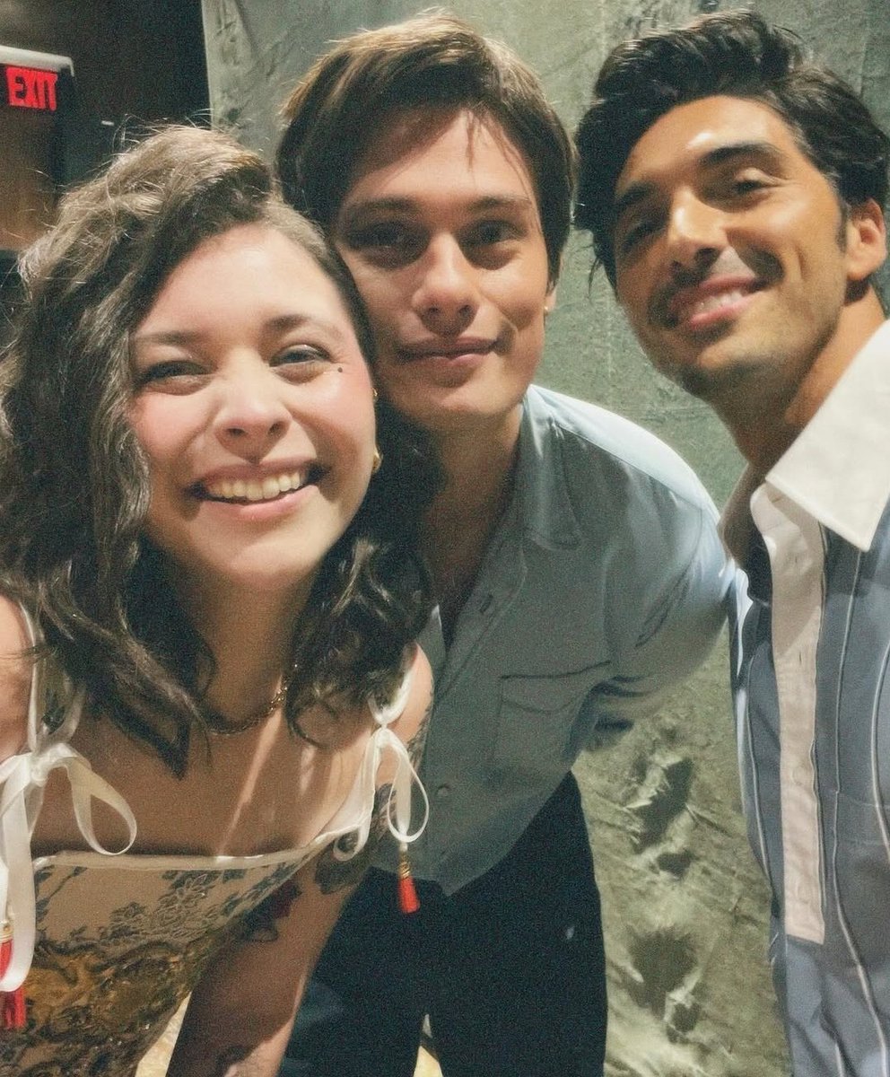 Casey McQuiston deu um pequeno update sobre a sequência em nova entrevista!👀

"O que se pode esperar da sequência é um vislumbre da vida de Alex e Henry depois que o confete do primeiro filme terminou de cair, e vocês terão que seguir em frente juntos como dois adultos em uma