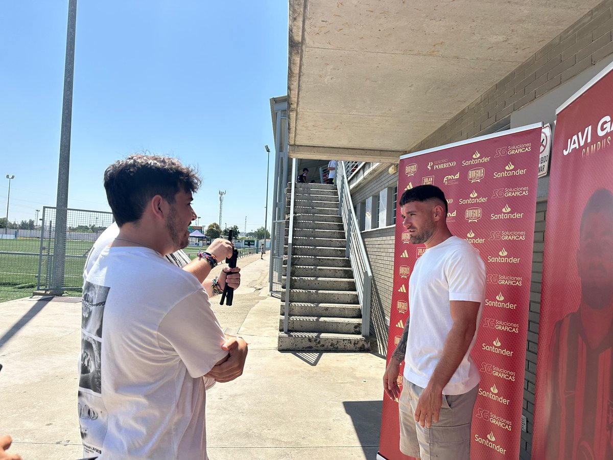 🎤🤩 Hoy he tenido la suerte de presentar la clausura del <a href="/CampusJaviGalan/">Campus Javi Galán 2025</a>.

🫶🏼 Día inolvidable para los pequeños que han podido conocer a un pacense que juega en Primera División <a href="/javiergalangil/">Javier Galan</a> 

🙏🏼 Gracias a toda la organización por confiar en mí.