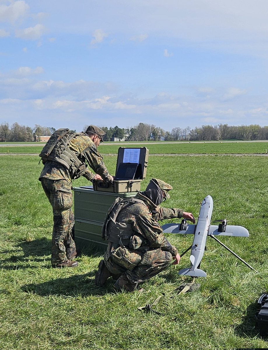 Was benötigt man gegen Massen von Geran-2? Massen an Jagd-Drohnen, die genau für die Abwehr dieser Gefahr entwickelt wurden und auch noch günstig sind. Beispiel das junge 🇩🇪 Unternehmen TYTAN mit der Interceptordrone B. Diese Jagd-Drohne steuert sich mit 300 km/h selbst ins Ziel.