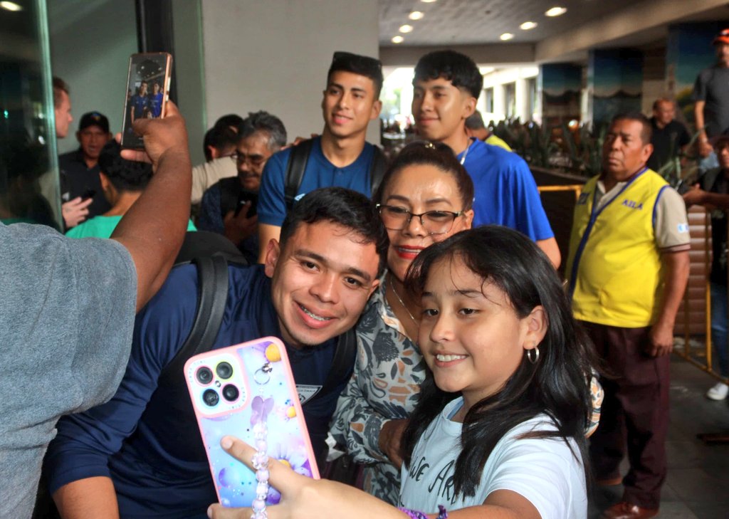 ¡¡¡ Bienvenidos a Casa Sele!!!  Histórica participación en la Copa Oro 2025. 💪💙⚽️🇬🇹

Es un orgullo recibir a nuestra Selección Mayor luego de su destacada participación en la Copa Oro 2025. 🇬🇹

#VamosGuate  #VamosSele
