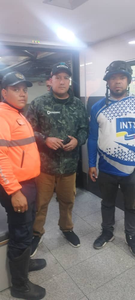 Roman Camacho (@rcamachovzla) on Twitter photo Tengo una emergencia en estos momentos con mi hijo y les pido de corazón su apoyo.
Presento una convulsión y tuvo que ser trasladado de emergencia. Primero fue atendido en el Dist MetroPolitano por funcionarios de la PNB y el INTT, gracias a Díaz y Pérez quienes abrieron camino y Tengo una emergencia en estos momentos con mi hijo y les pido de corazón su apoyo.
Presento una convulsión y tuvo que ser trasladado de emergencia. Primero fue atendido en el Dist MetroPolitano por funcionarios de la PNB y el INTT, gracias a Díaz y Pérez quienes abrieron camino y