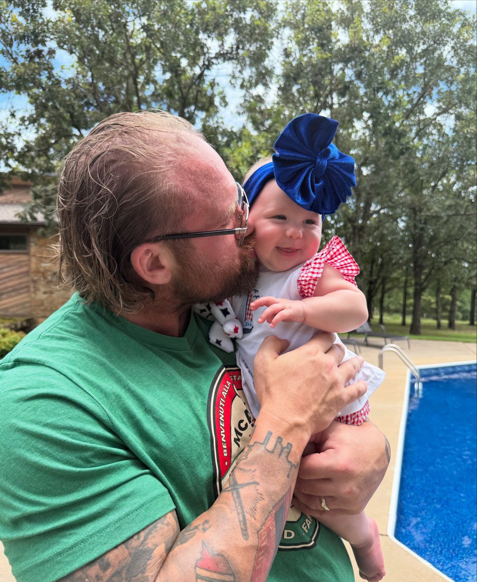 BattleBornFox's tweet image. Mommy got a pic of daddy giving Luciana a kiss by the pool ❤️❤️❤️