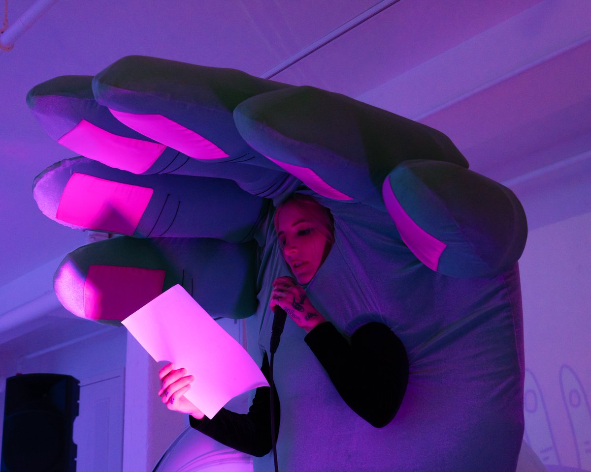 Résidence à La Charpente des fauves – 𝓢𝓼𝓱𝓱𝓱 – Sortie de résidence le 14 juin 2025 🧤

Chaque mot est un geste qui cherche son sens. 🧹

Merci à Sandra Tomaylla pour les belles photos 💕