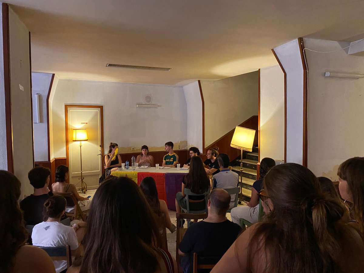 ArranMallorca's tweet photo. 📸 Imatges de l’acte central de la campanya #SortimPerdent.
👉 Gràcies a totes les persones que vau venir, a l’Espai Goya per acollir-nos, a les ponents per aprofundir en els quatre eixos de la campanya i a PD Sopa per animar-lo. https://t.co/soAQLLiJSY