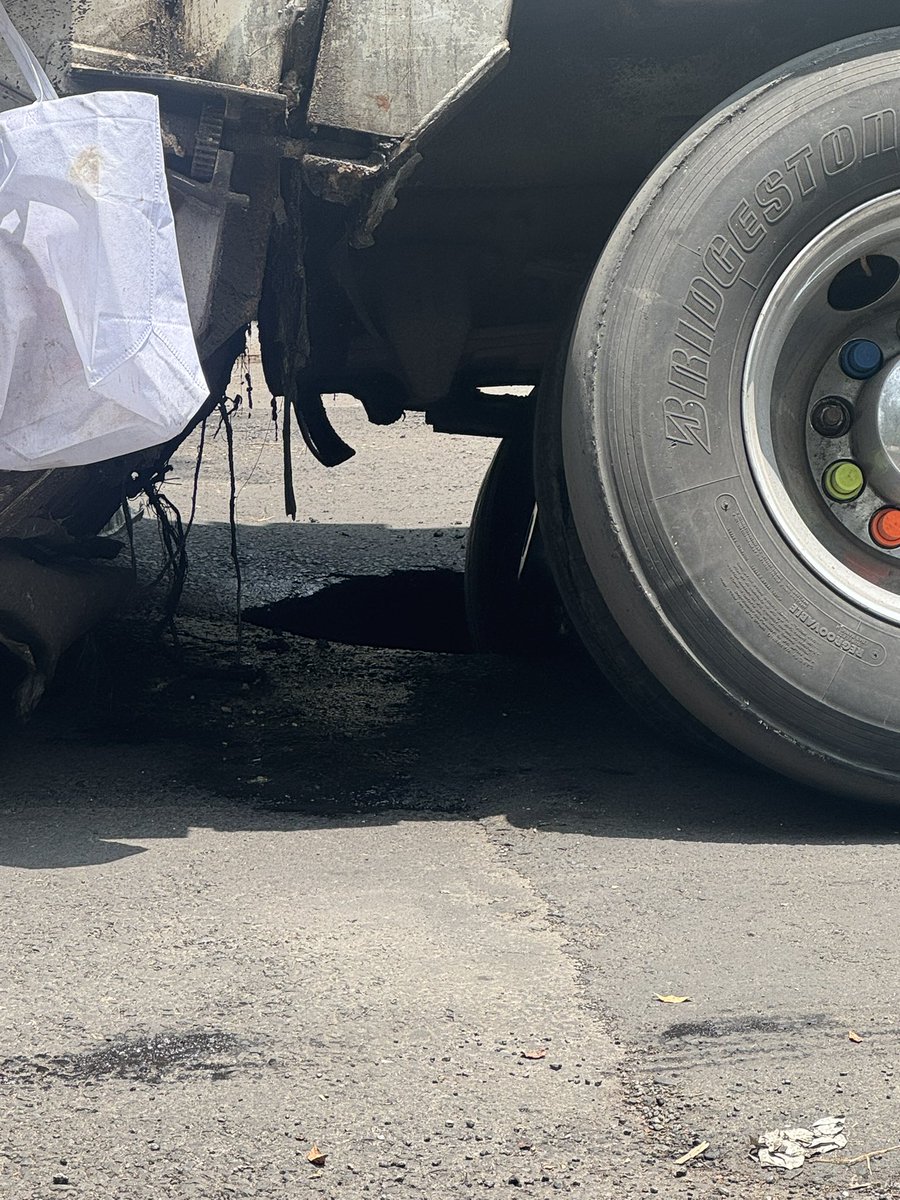 Hola! Es un socavón enfrente del parque Pushkin, en la calle Colima, col. Roma. Es la segunda vez que se abre🥲

<a href="/SEGIAGUA/">Secretaría de Gestión Integral del Agua</a> <a href="/AlcCuauhtemocMx/">Alcaldía Cuauhtémoc</a>