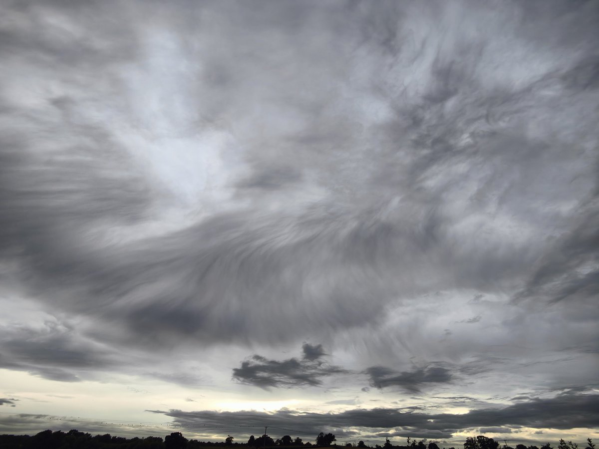 Chris Jones (@jonesy1007) on Twitter photo Some ontersting cloud structures this evening over Shropshire, pics straight off the phone #loveukweather
#StormHour <a href="/ShropshireWX/">Shropshire Weather</a> Some ontersting cloud structures this evening over Shropshire, pics straight off the phone #loveukweather
#StormHour <a href="/ShropshireWX/">Shropshire Weather</a>