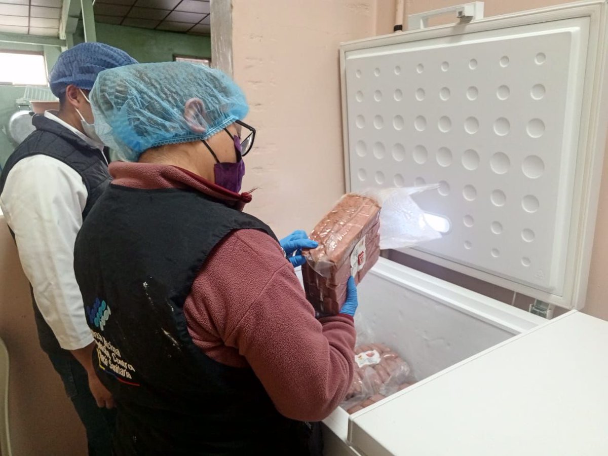 Arcsa_Ec's tweet image. ¡Comidas confiables en las cárceles! 🔎🍲

Brindamos asesoría en prácticas de higiene al personal de servicios que distribuyen alimentos a personas privadas de su libertad en centros de rehabilitación social de #Pastaza, #Chimborazo, #Cotopaxi y #Tungurahua.

#ElNuevoEcuador 🇪🇨