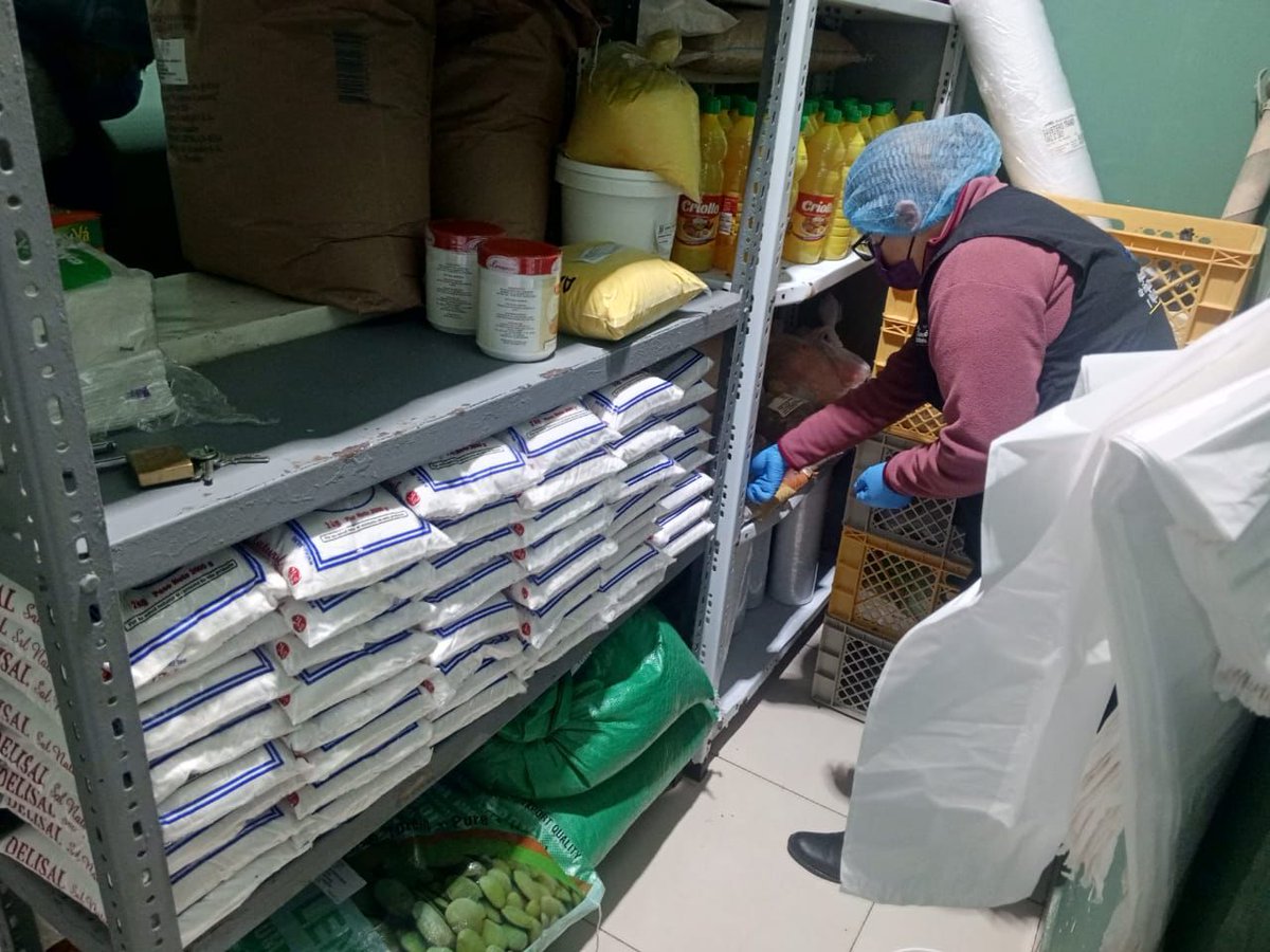 Arcsa_Ec's tweet image. ¡Comidas confiables en las cárceles! 🔎🍲

Brindamos asesoría en prácticas de higiene al personal de servicios que distribuyen alimentos a personas privadas de su libertad en centros de rehabilitación social de #Pastaza, #Chimborazo, #Cotopaxi y #Tungurahua.

#ElNuevoEcuador 🇪🇨