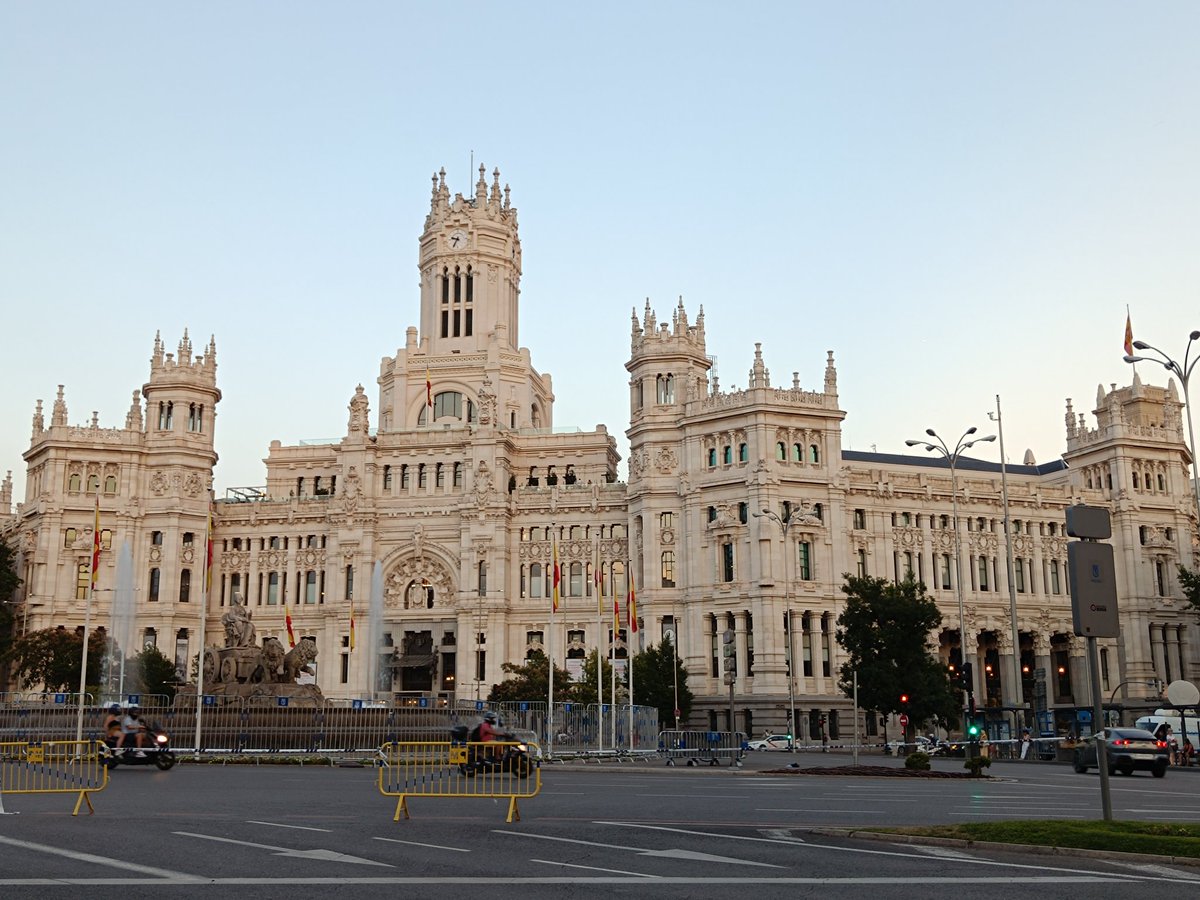 El Círculo de Bellas Artes y el Banco de España poniendo banderas, y el Ayuntamiento de Madrid, nada.
Almeida y Ayuso, iros a la mierda.