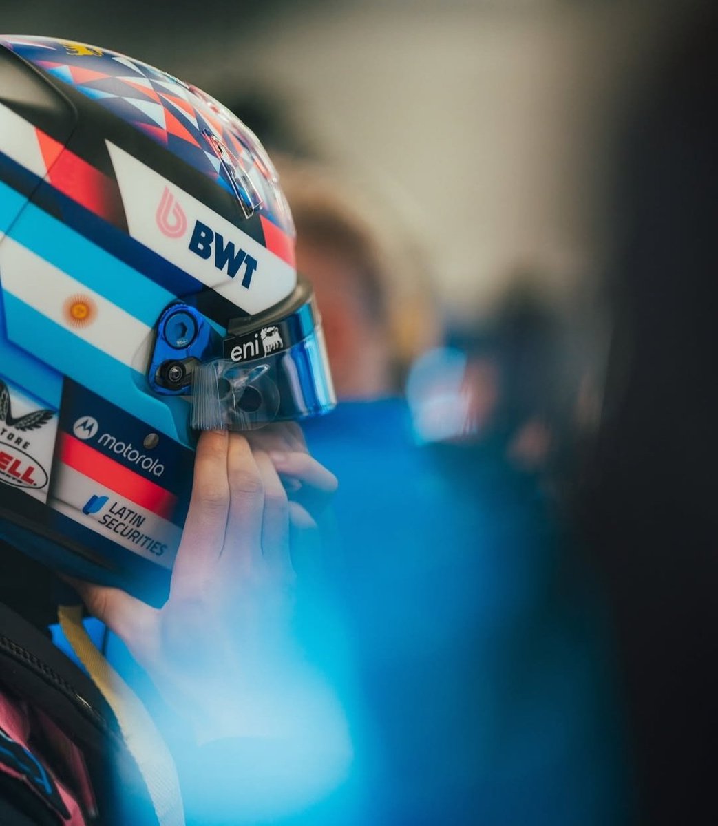 Las fotos del casco de Franco en primer plano siempre son un mil 🤍🇦🇷