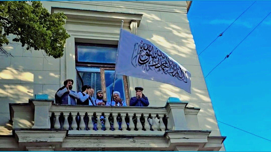 لك أن تتخيل أن حكومة أفغانستان وبعد مرور 4 أعوام من تحرير بلادهم من الولايات المتحدة الإرهابية لم يعترف بهم رسميا إلا روسيا منذ يومين..!! 

أين الدول الإسلامية!! أم أنهم مشغولين بالتطبيع
#أفغانستان
#طالبان