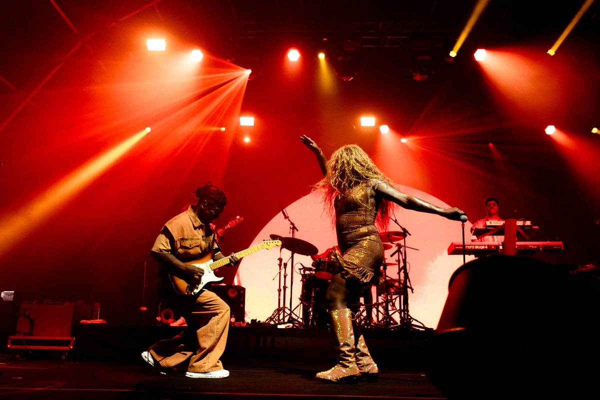 Liniker's tweet image. Portugal! Temos dois encontros marcados:
10 out | Lisboa - Meo Arena
11 out | Porto - Super Bock Arena
As vendas já estão abertas 🔆 linktr.ee/linikeroficial
📸 Larissa Kreili