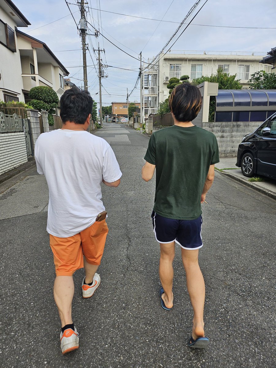 早朝
成人男性3名
短パンとTシャツ
コッペパン買いに行く