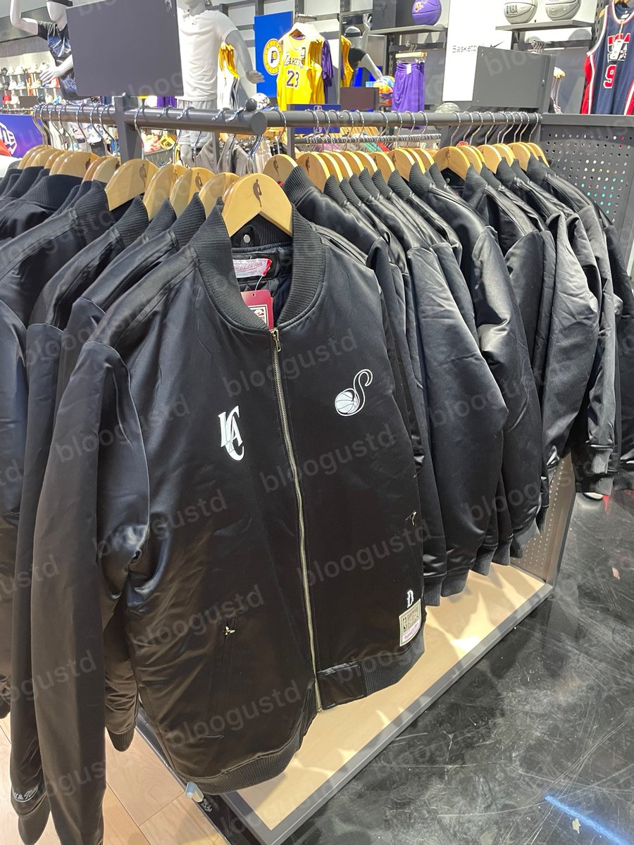 bloogustd's tweet photo. everything was so pretty and de nba store staff were so kind. it was honestly an amazing experience 🇲🇽🏀 https://t.co/A621Nl59Xc