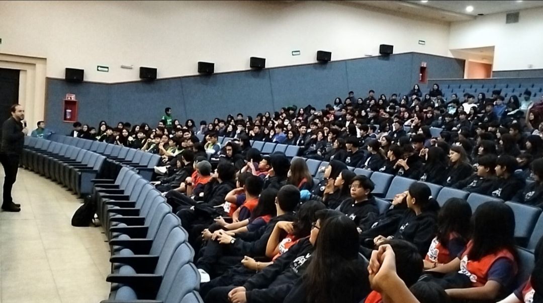 Con los chicos lectores del Instituto Carlos Gracida charlamos sobre mi novela "Karen, matrícula 56220" y sus aledaños. En Oaxaca de Juárez. <a href="/sm_literatura/">Literatura SM México</a>