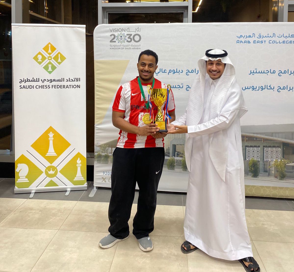 KSAchess's tweet photo. 📸 هنا الرياض ♟️

أختتمت بطولة المناطق للفئات السنية للشطرنج التي نظمها الاتحاد السعودي للشطرنج وأقيمت في كلية الشرق العربي @ArabEastCollege ♟️

وجاءت نتائجها كالتالي:

🥇 عز بصري  👏
🥈 مشعل دعاس 👏
🥉 محمد النويصر 👏

الف مبروك للأبطال 🌹 https://t.co/EvvwJLIO23
