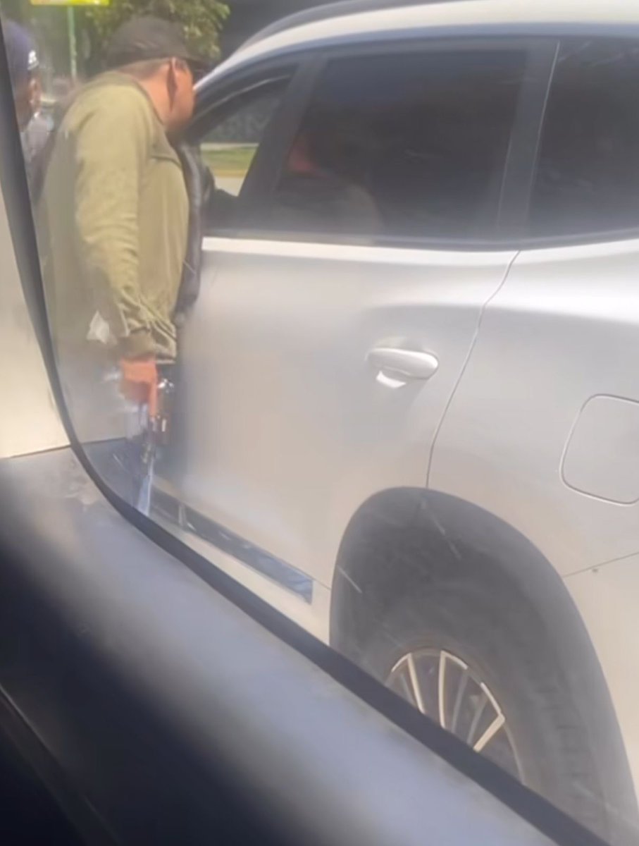 RupiReportero_'s tweet photo. 😠 ¡Basta de rateros!

En estos momentos, un asaltante está operando sobre la 11 Oriente y bulevar 5 de Mayo.

Vecinos piden compartir su foto para que lo identifiquen y lo agarren, ¡solo está fregando a la gente trabajadora! #Puebla https://t.co/uUk1rmDu4b