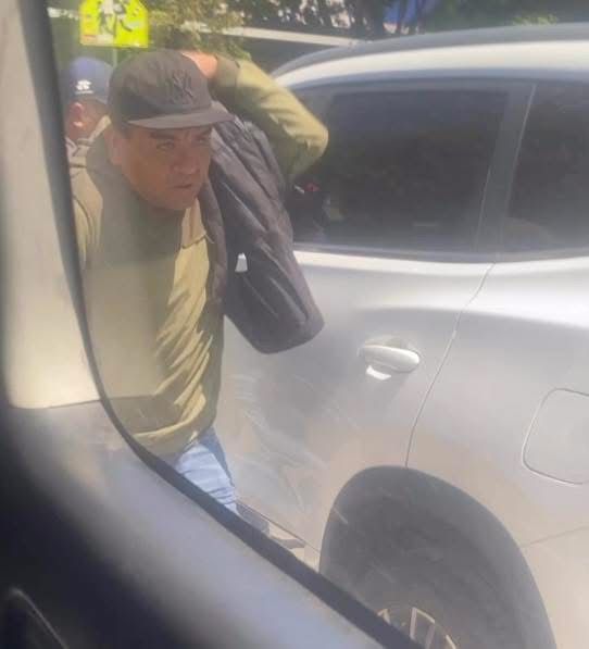 RupiReportero_'s tweet photo. 😠 ¡Basta de rateros!

En estos momentos, un asaltante está operando sobre la 11 Oriente y bulevar 5 de Mayo.

Vecinos piden compartir su foto para que lo identifiquen y lo agarren, ¡solo está fregando a la gente trabajadora! #Puebla https://t.co/uUk1rmDu4b