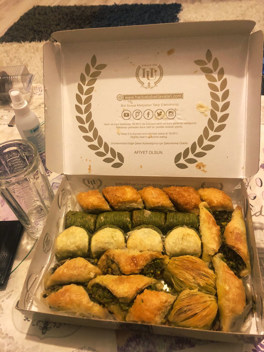 Memleketten gelen baklava kutusunun içinden baklava çıkması ilk kez üzdü.
Votka bardağım da boş :(
<a href="/herkesicinCHP/">CHP 🇹🇷</a> Kutuları değişelim mi? 
#HırsızlıkİçinCHP