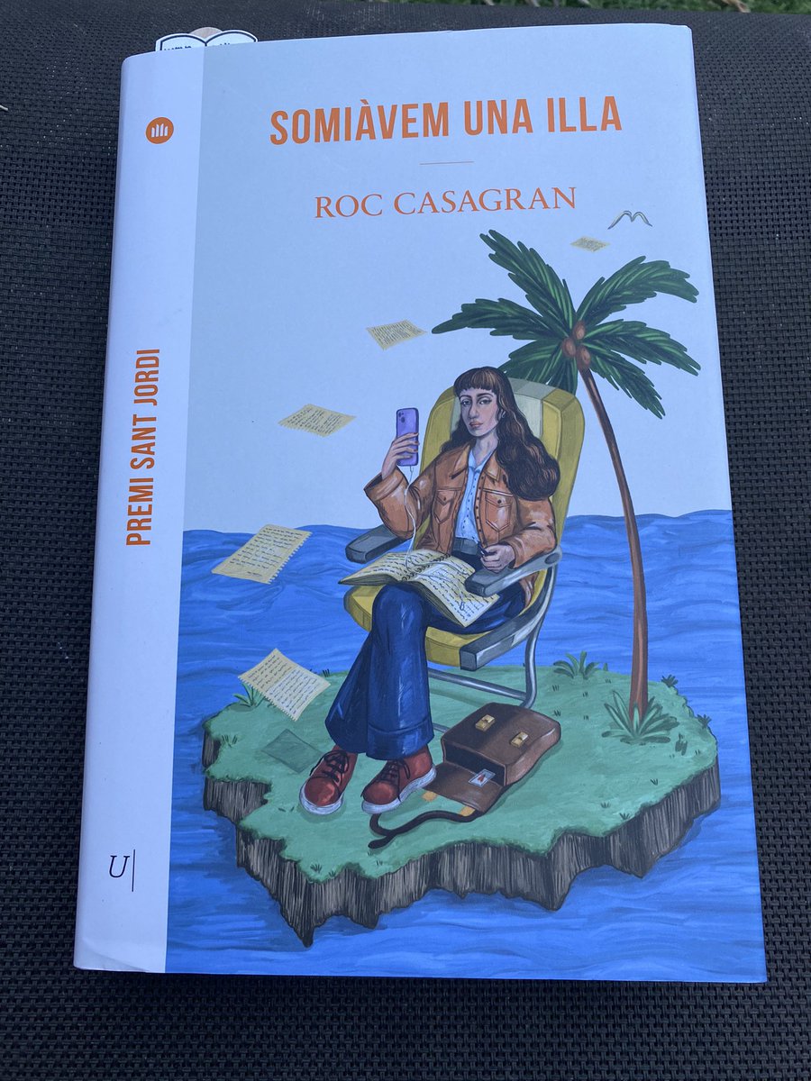 Termino de començar-lo i no tinc dubtes que serà el llibre del meu estiu 25. 
Gaudint a poc a poc, cada pàgina, com qui descobreix una 🏝️
<a href="/roccasagran/">Roc Casagran</a>