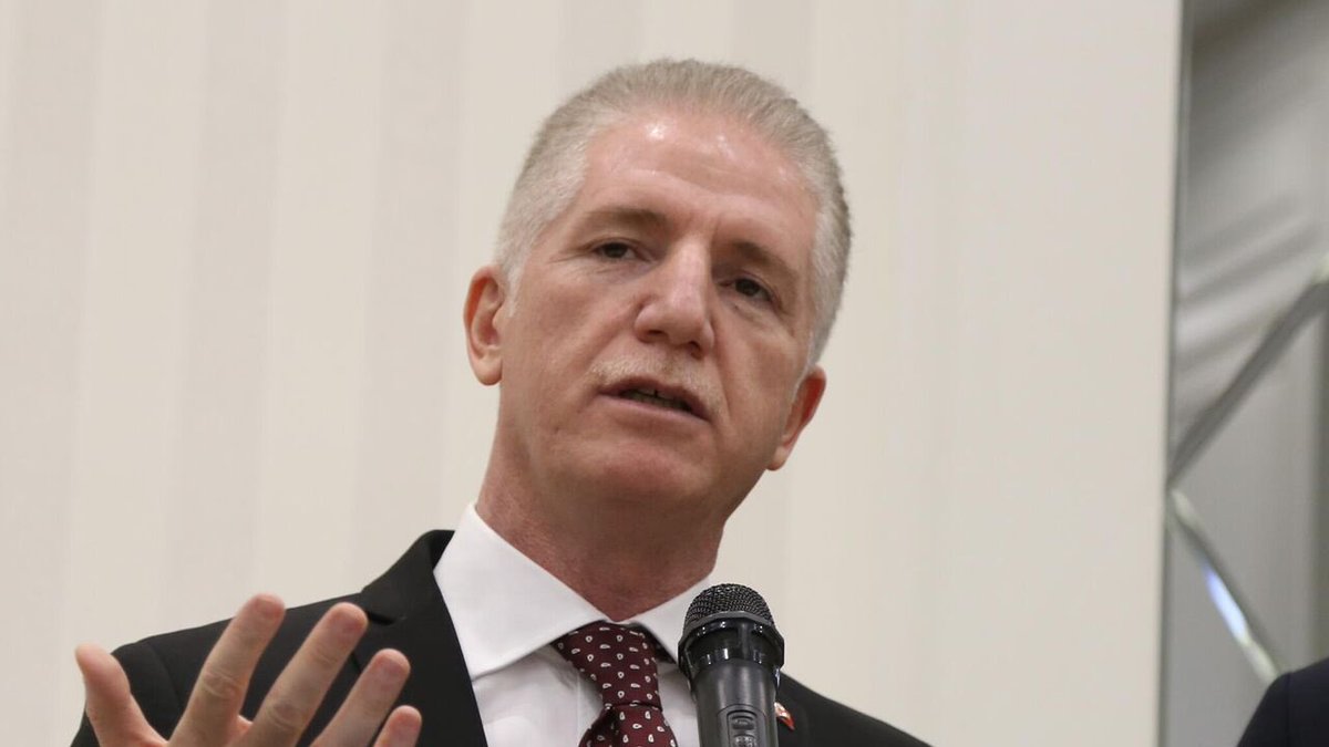 İstanbul Valisi Davut Gül :

“Ortada iki tane seçenek var. Ya komple hepsini uyutacaksınız, ya da komple kısırlaştıracaksınız. 3-5 yıldır İstanbul'un bu meseleden yaşadığı sorun sürdürülebilir değil. İnsanlar ölüyor.”