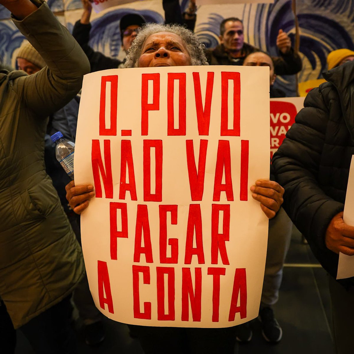 O que a Globo inimiga do povo não mostrou na matéria ontem é que em poucas semanas o Congresso inimigo do povo aprovou : 

Aumento da conta de luz 
Aumento do número de deputados
Diminuição do imposto para os ricos